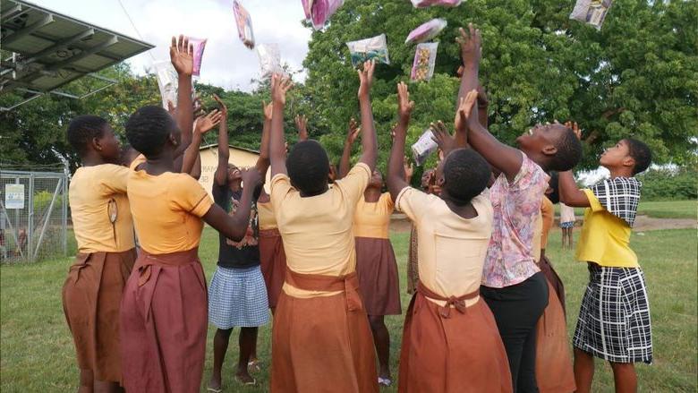 加纳的学生向空中投掷古物